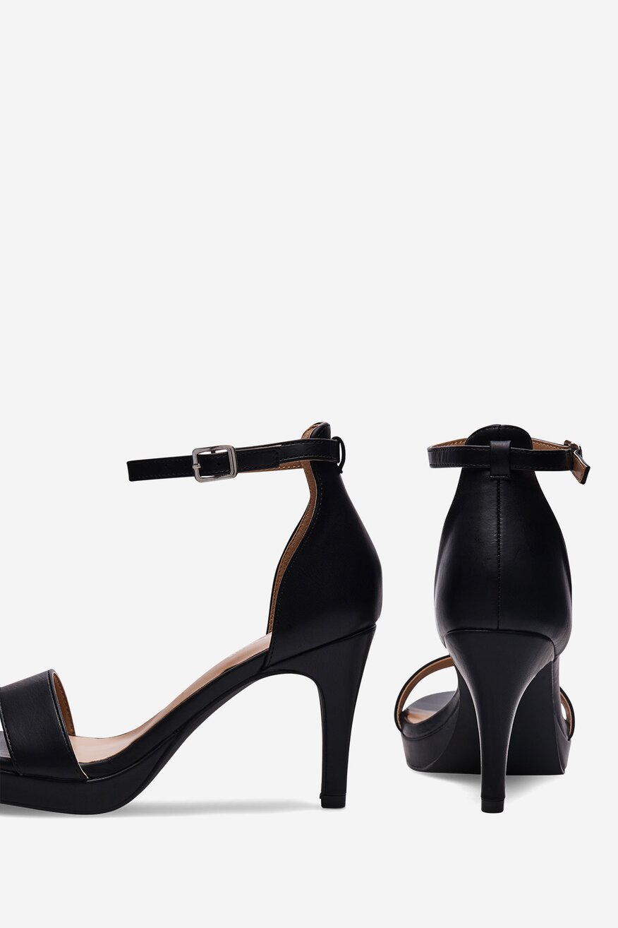 Sandały na obcasie
