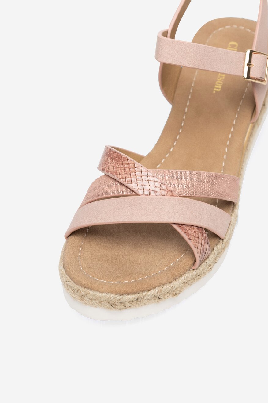 Sandały na koturnie