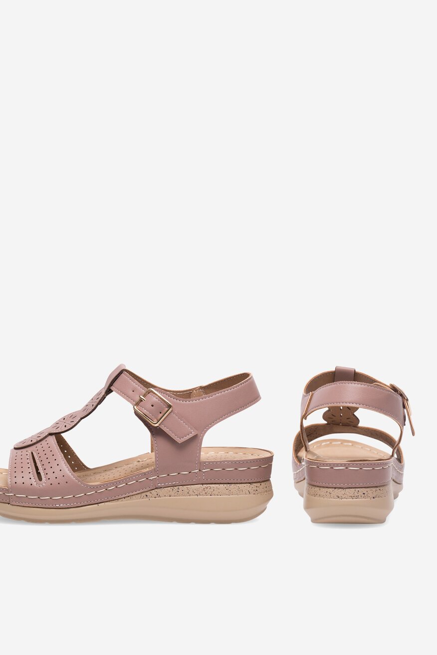 Sandały na koturnie