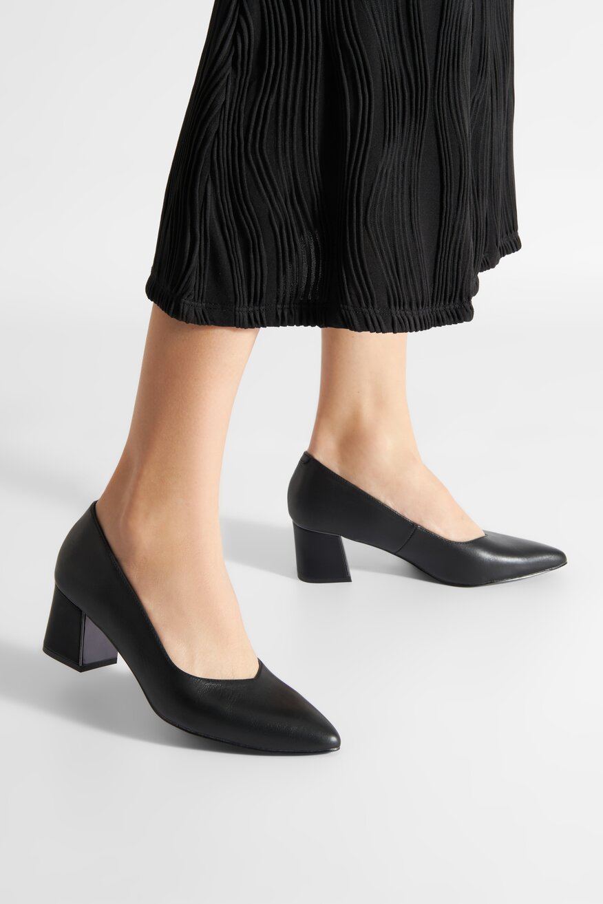 Czółenka skórzane na słupku