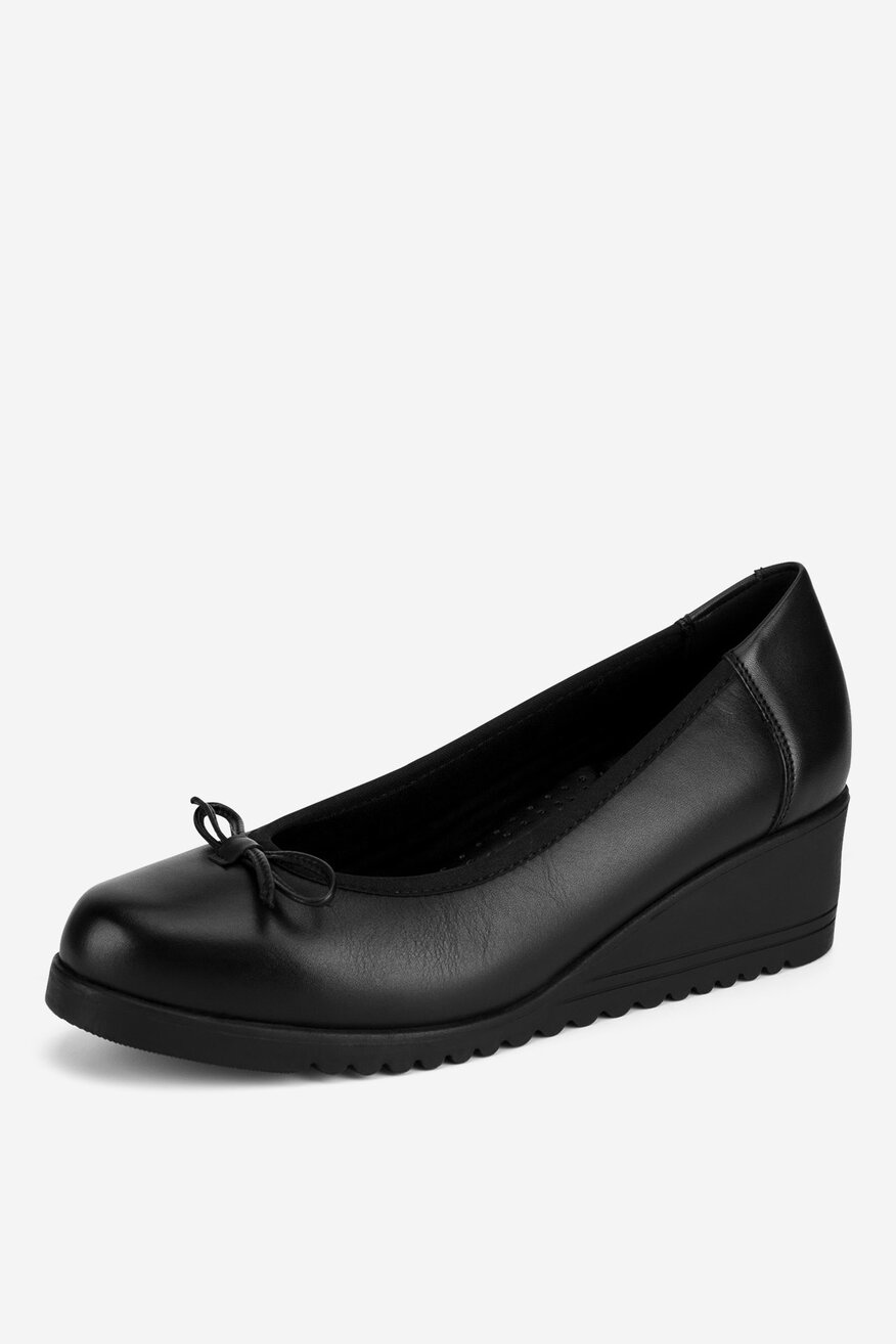 Czółenka skórzane na koturnie