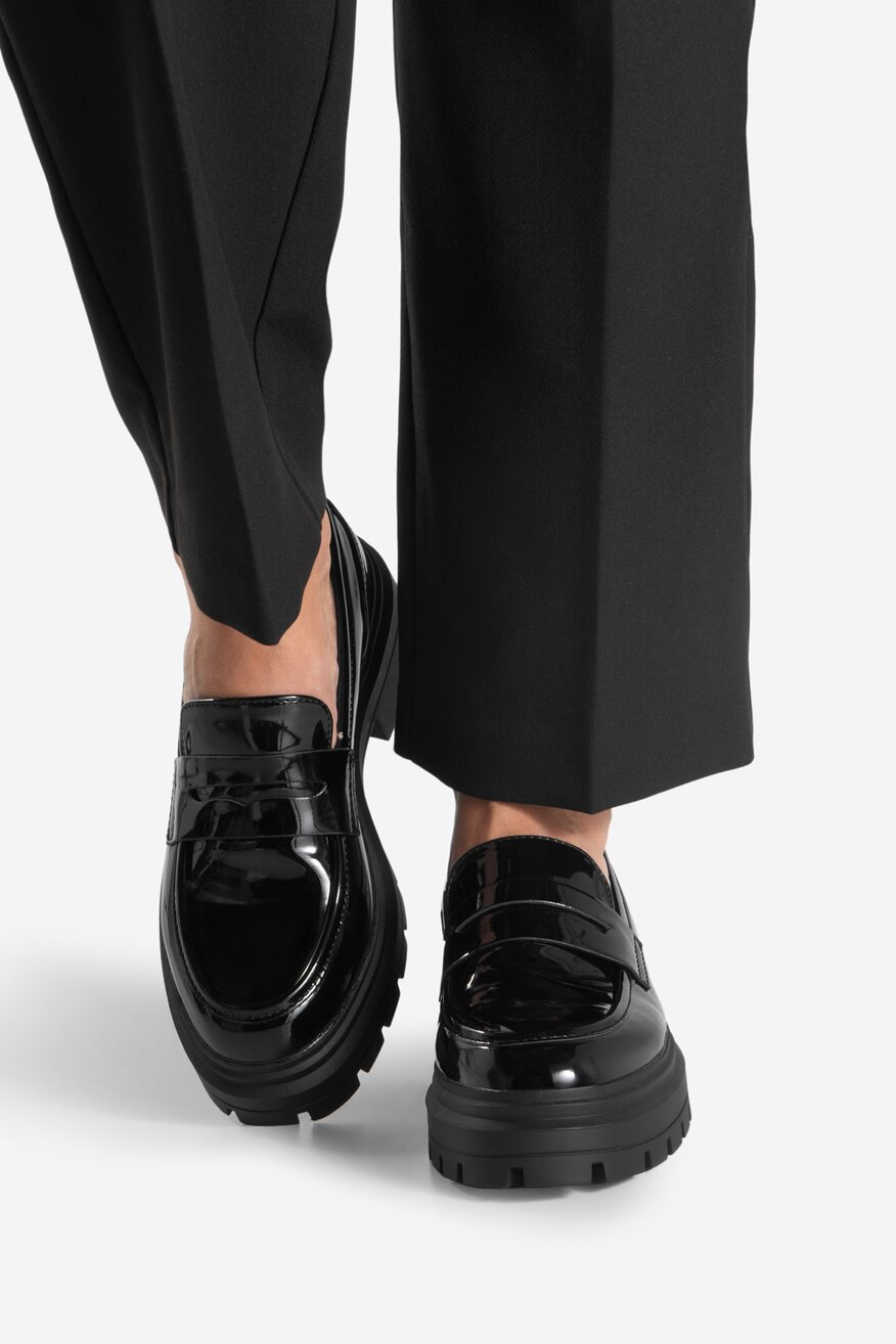 Loafersy lakierowane
