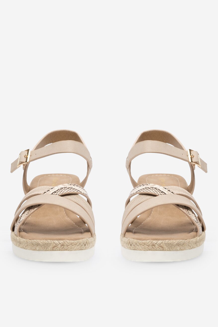 Sandały na koturnie