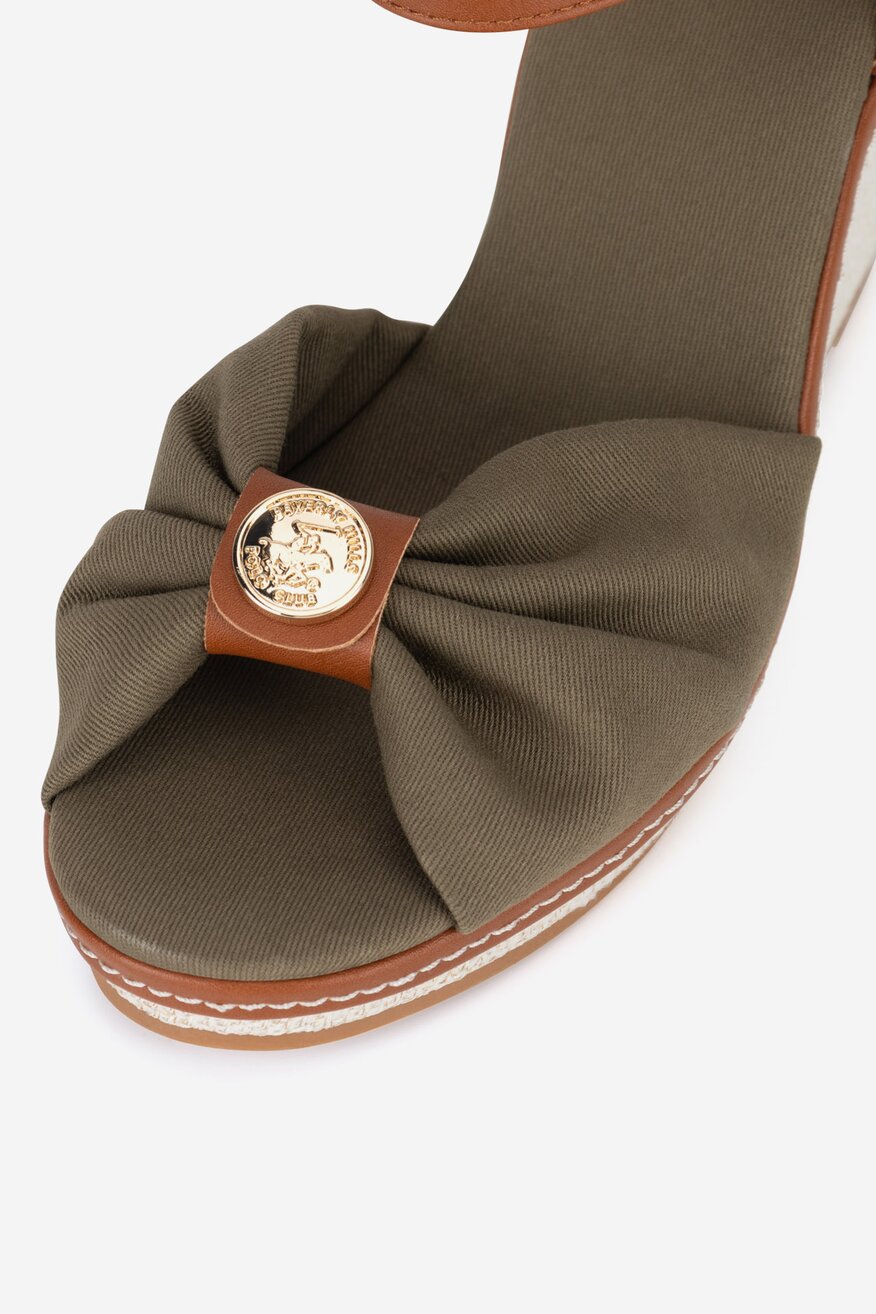 Sandały na koturnie