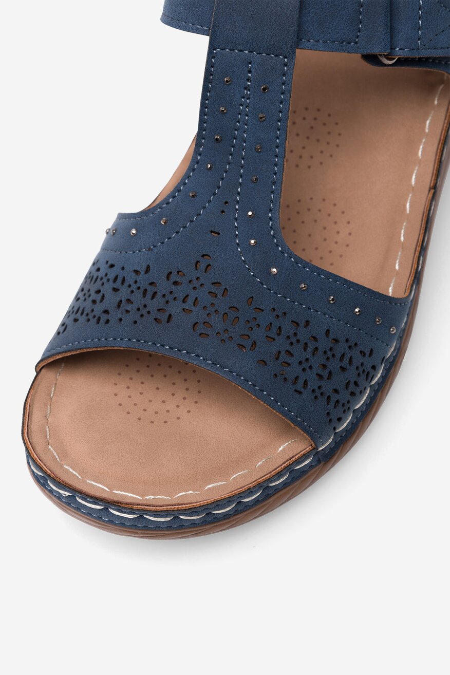 Sandały na koturnie