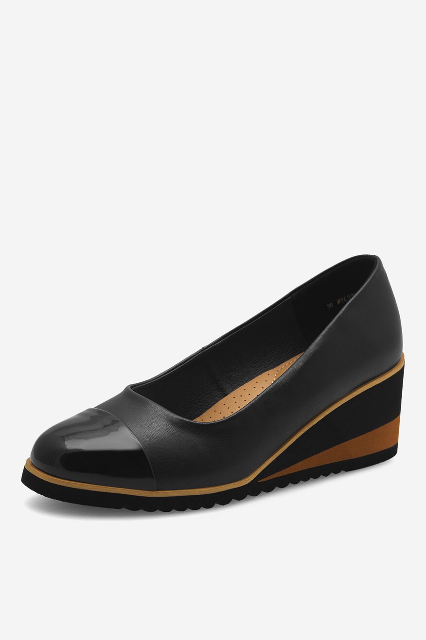 Czółenka na koturnie