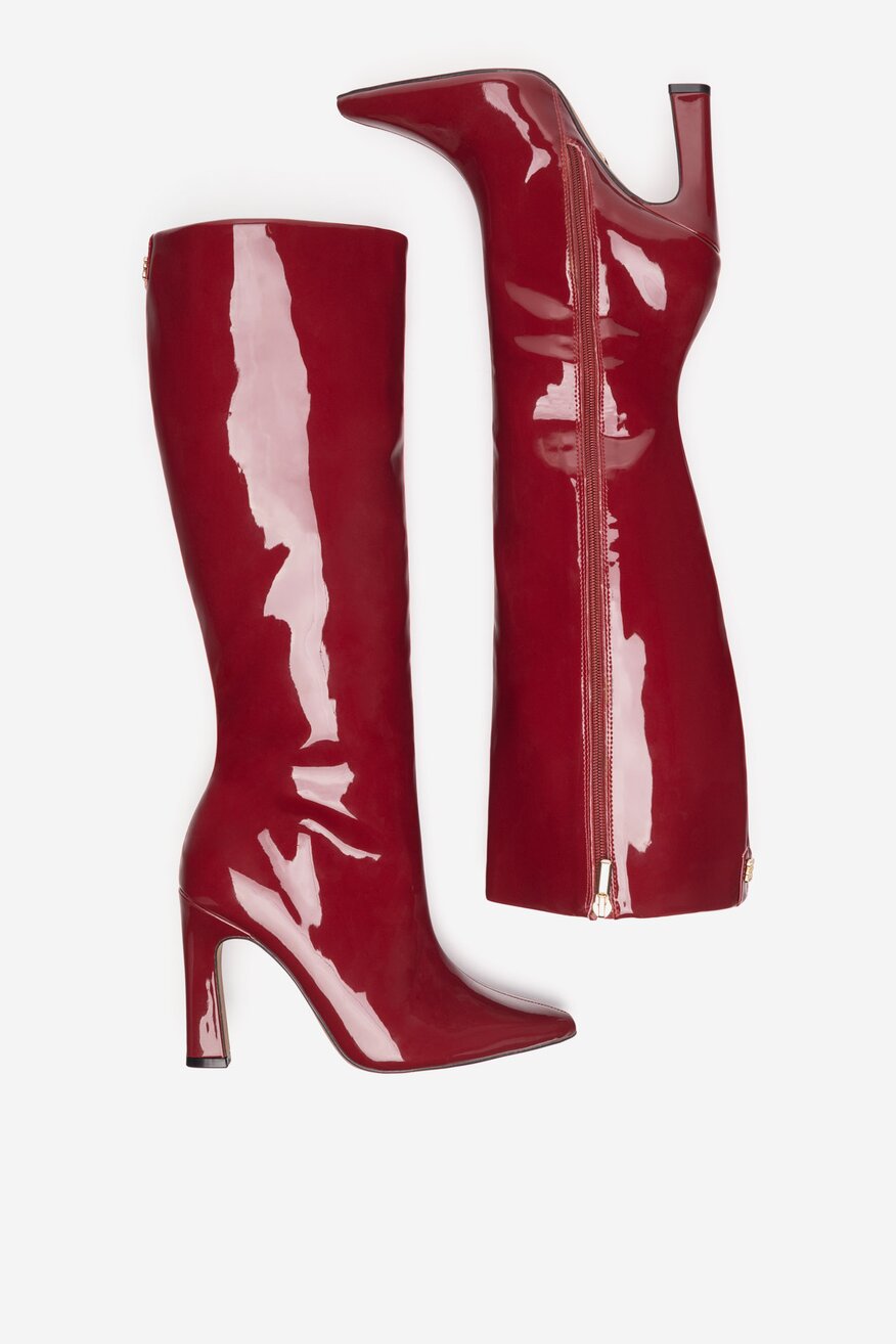 Kozaki lakierowane na słupku