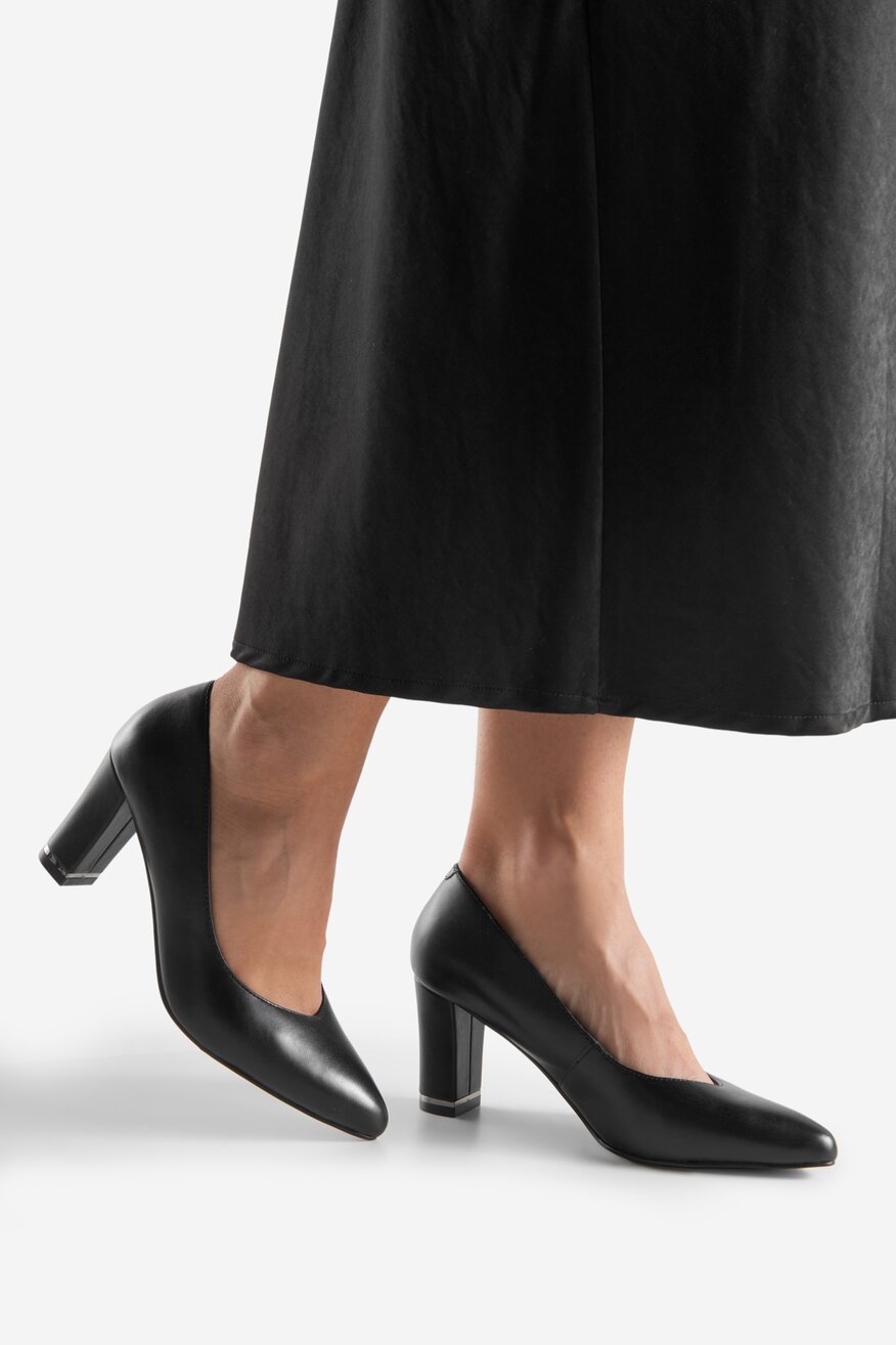 Czółenka skórzane na słupku