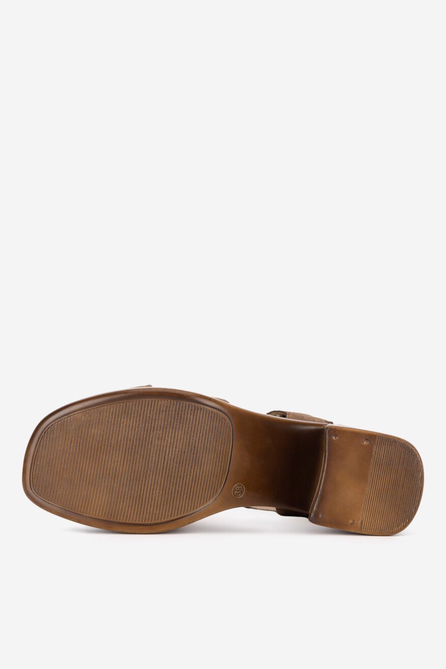 Sandały skórzane na słupku