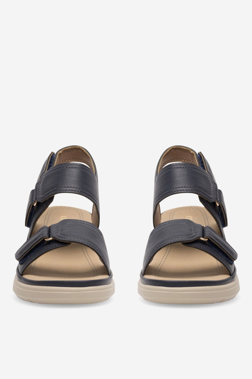 Sandały na koturnie