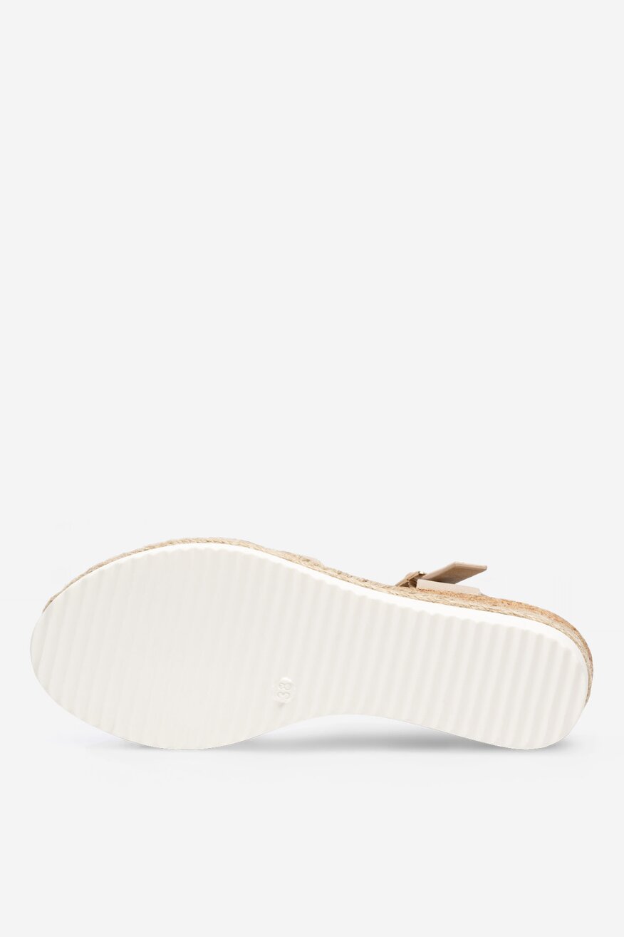 Sandały na koturnie