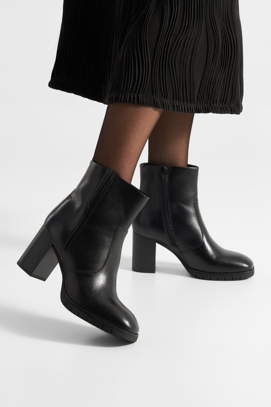 Botki skórzane na słupku