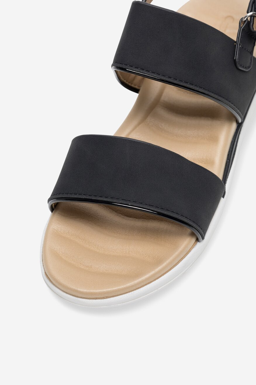 Sandały na koturnie