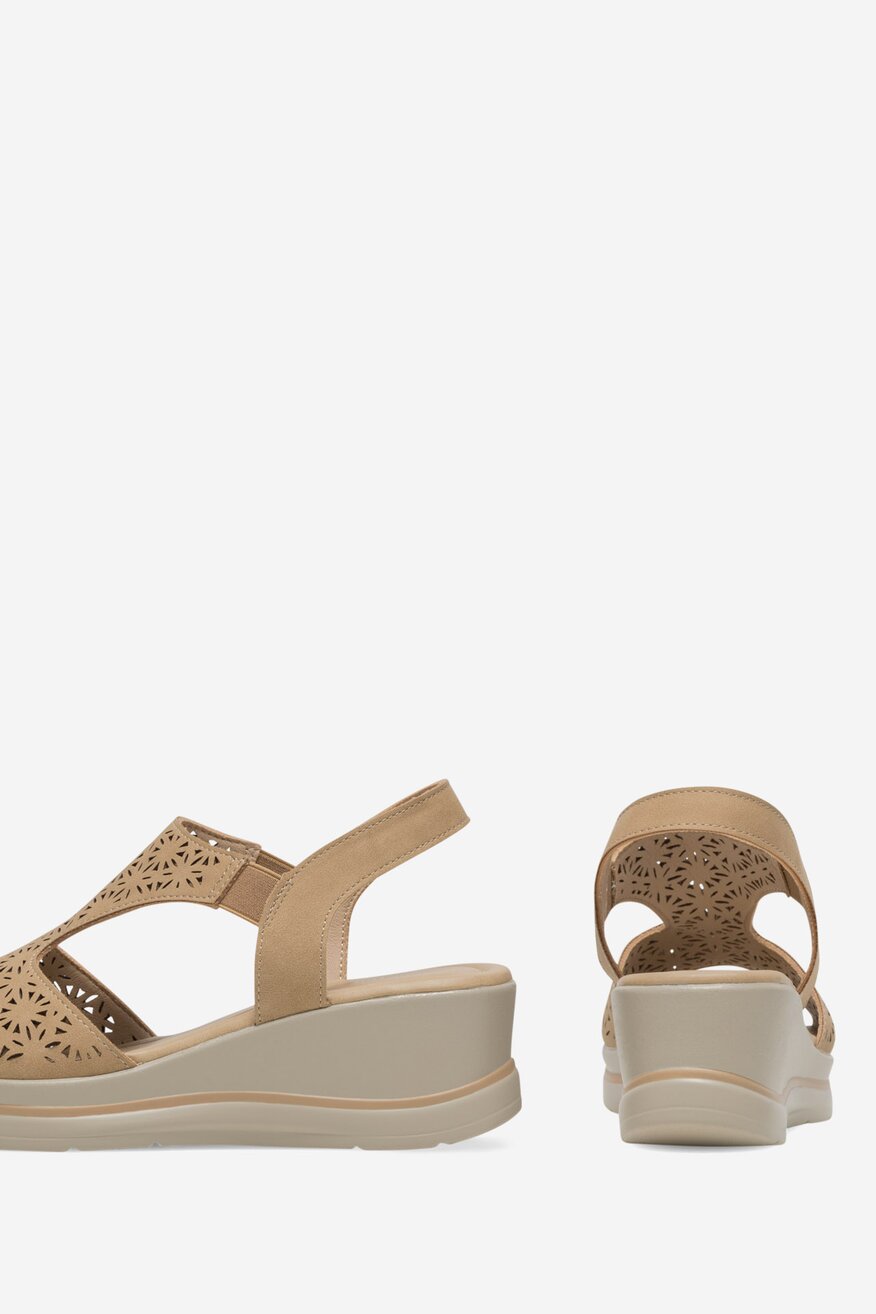 Sandały na koturnie