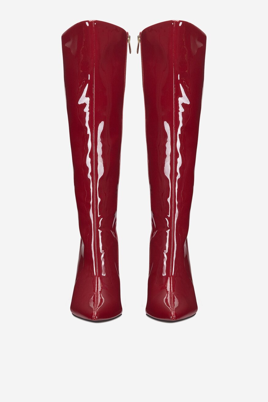 Kozaki lakierowane na słupku