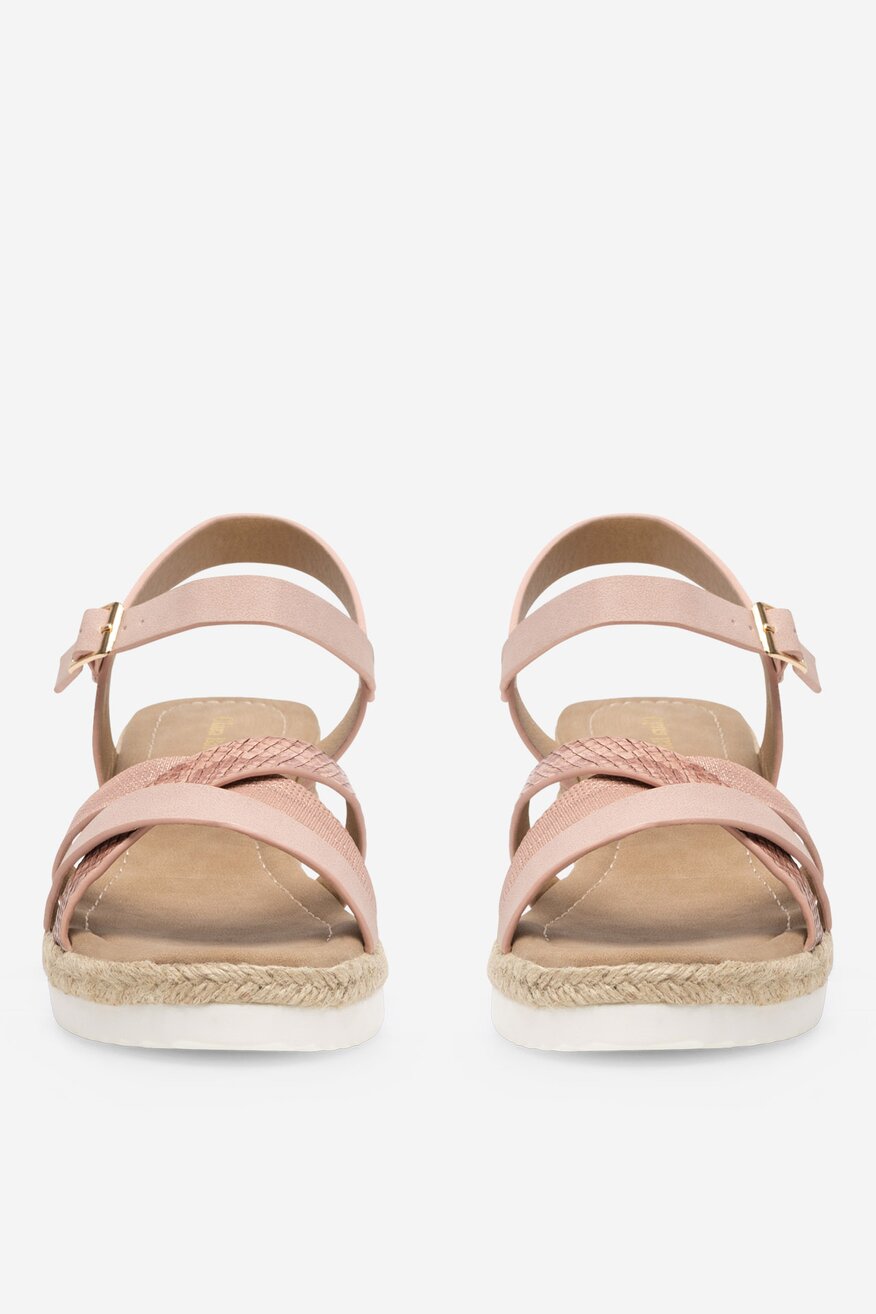 Sandały na koturnie