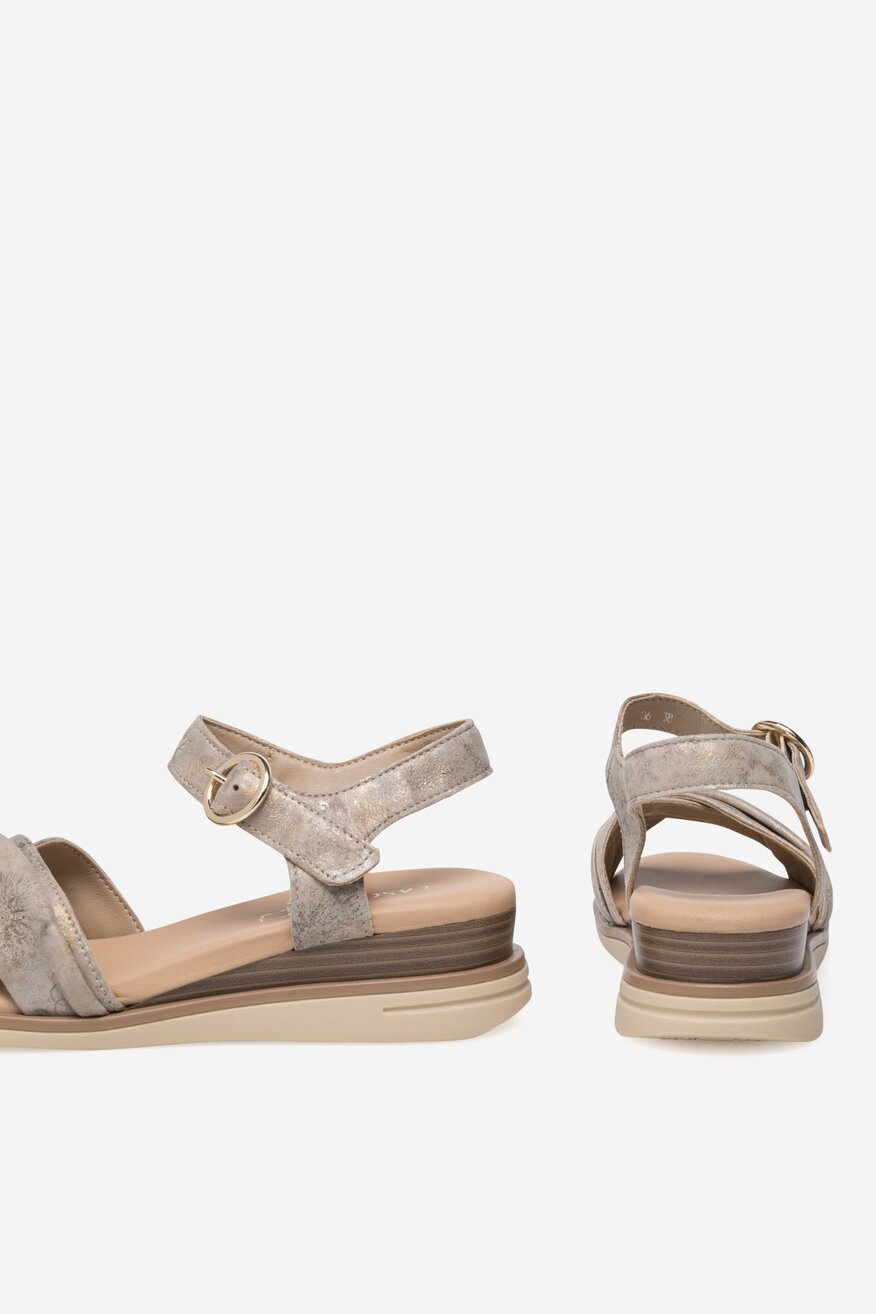 Sandały skórzane na koturnie