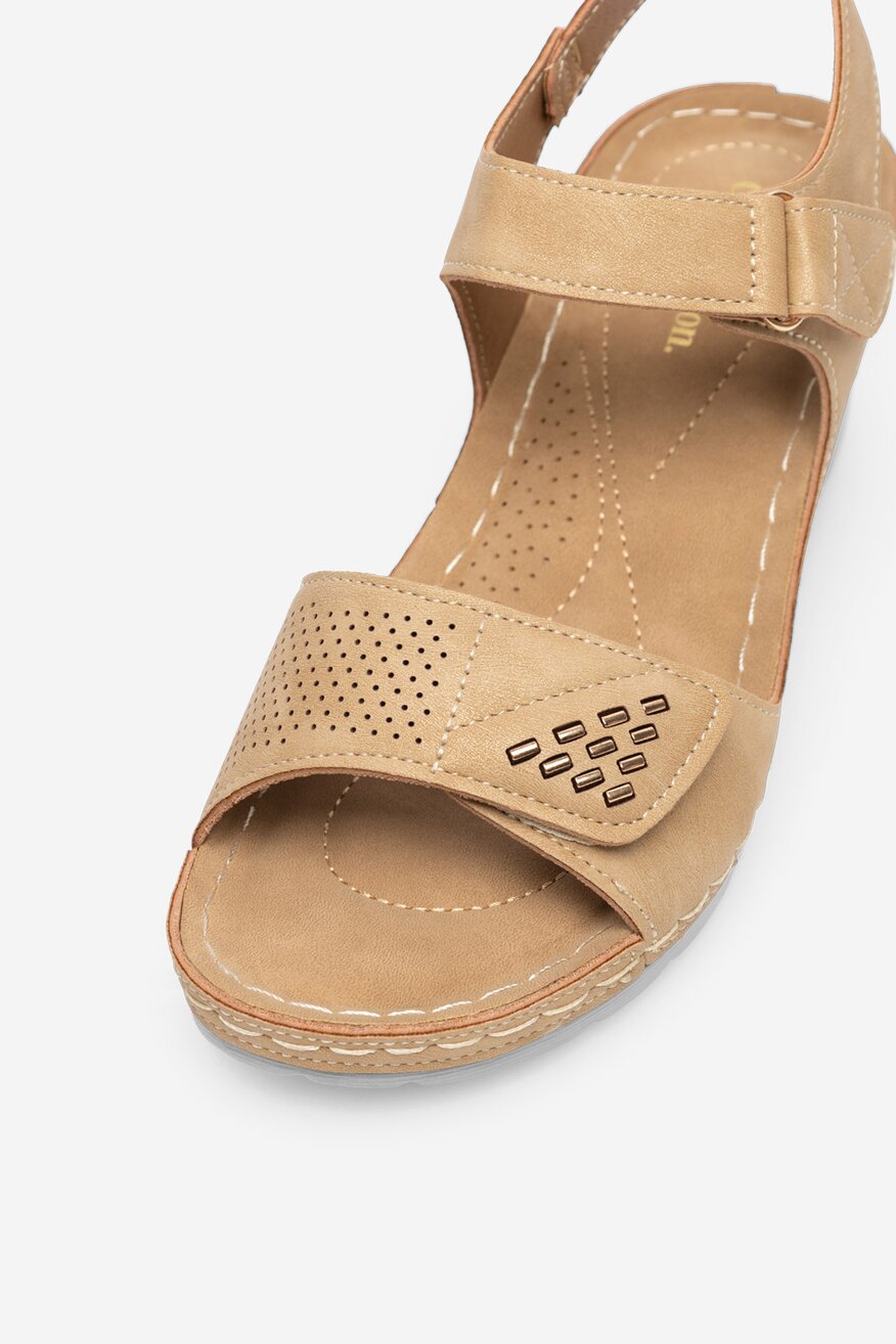 Sandały na koturnie