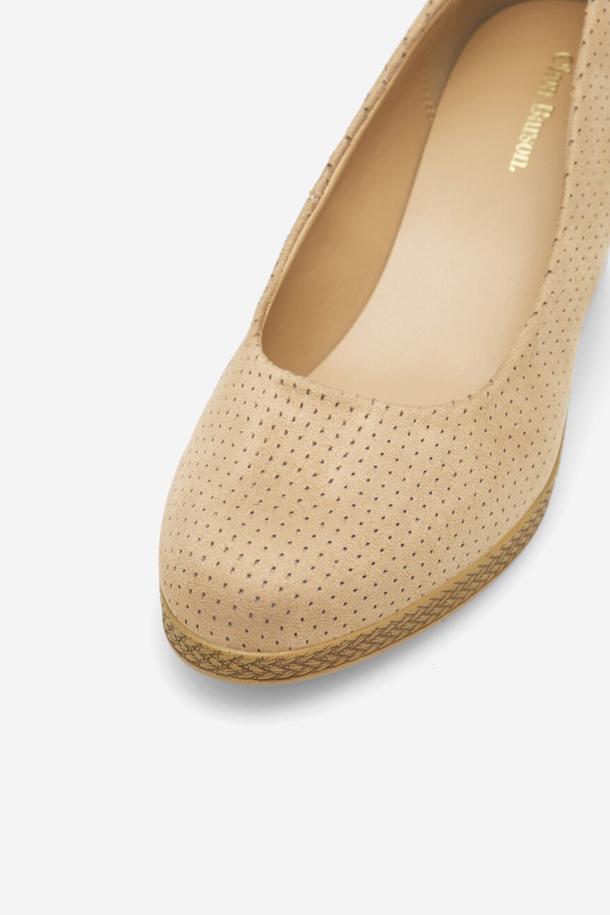 Czółenka na koturnie