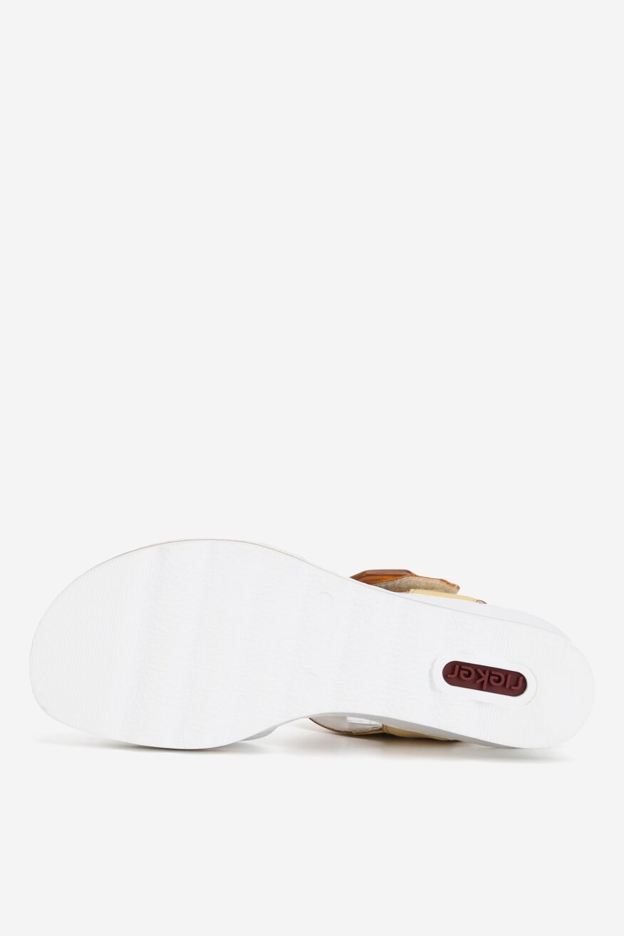 Sandały na koturnie