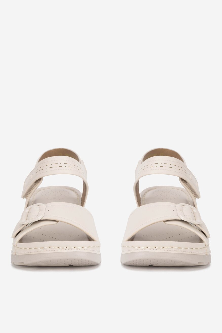 Sandały na koturnie