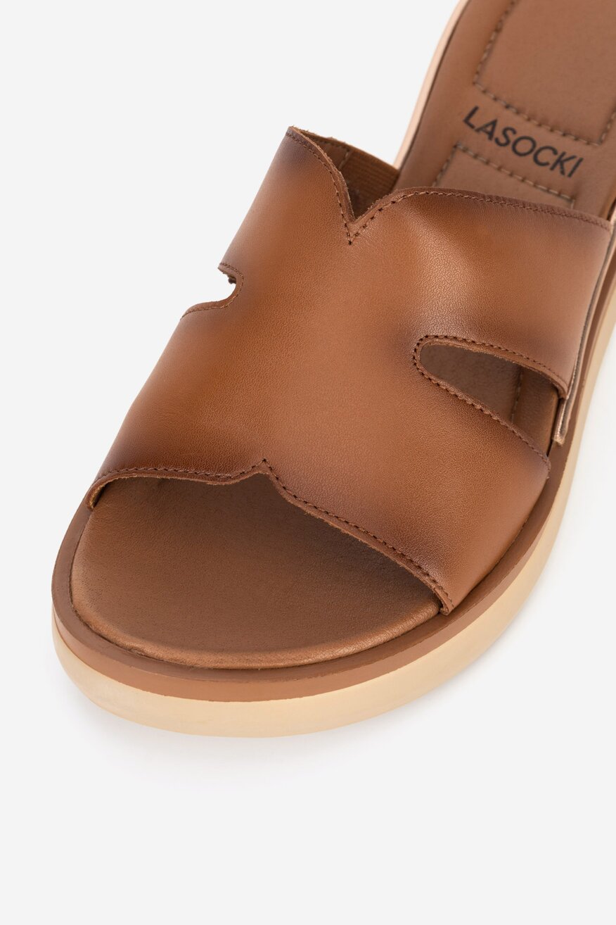 Klapki skórzane na koturnie
