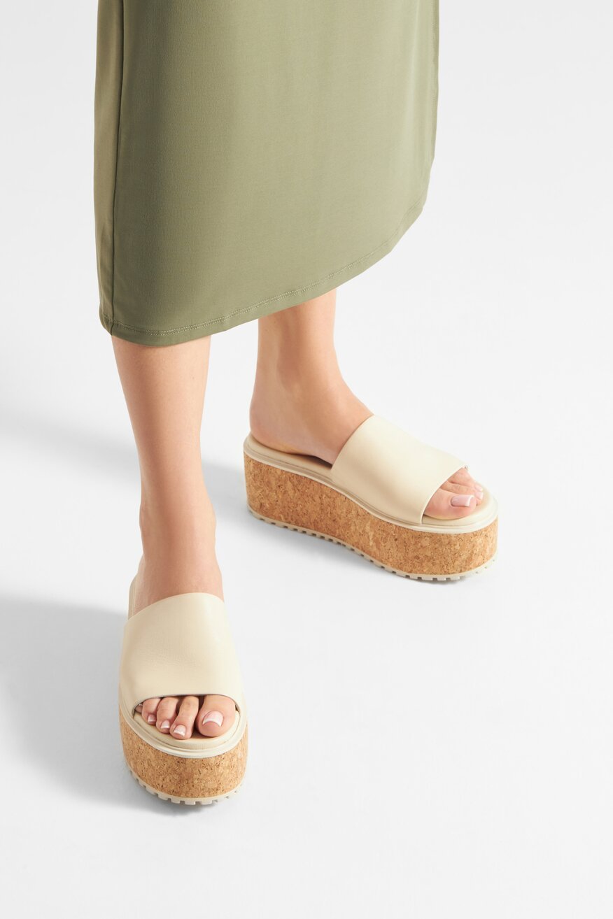 Klapki skórzane na platformie