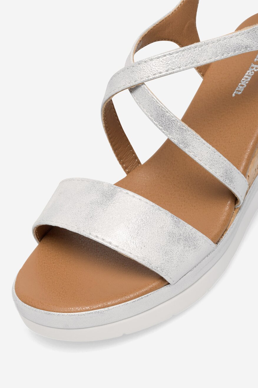 Sandały na koturnie