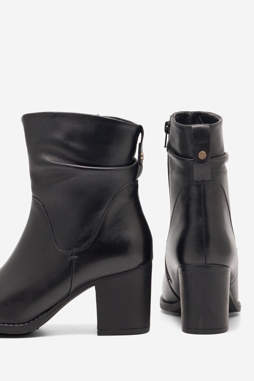 Botki skórzane na słupku