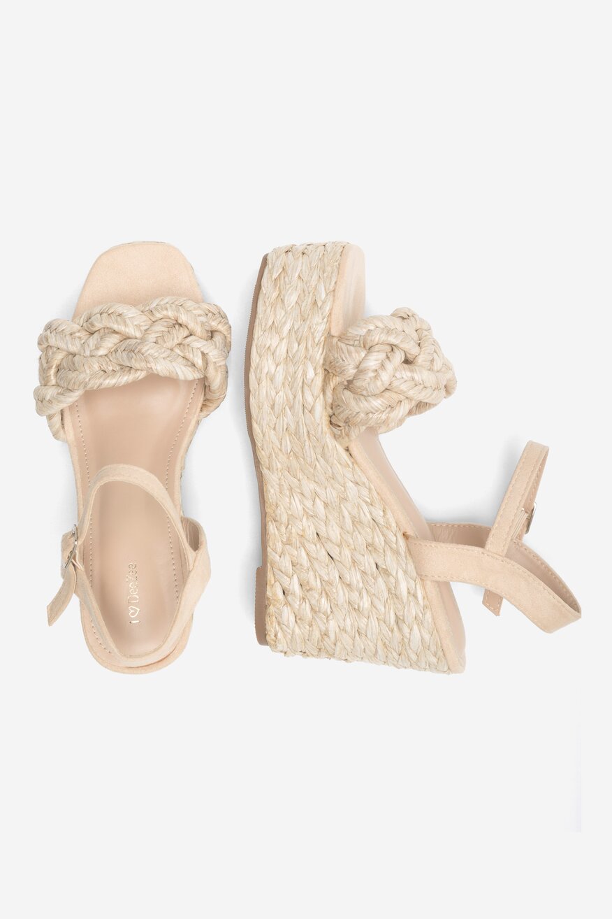 Sandały na koturnie