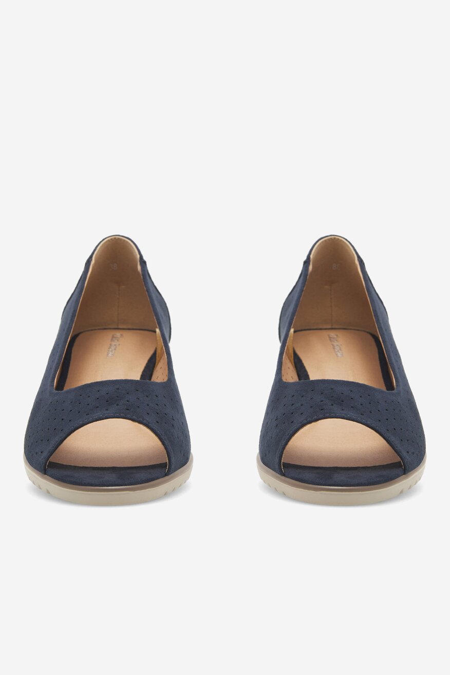 Sandały na koturnie