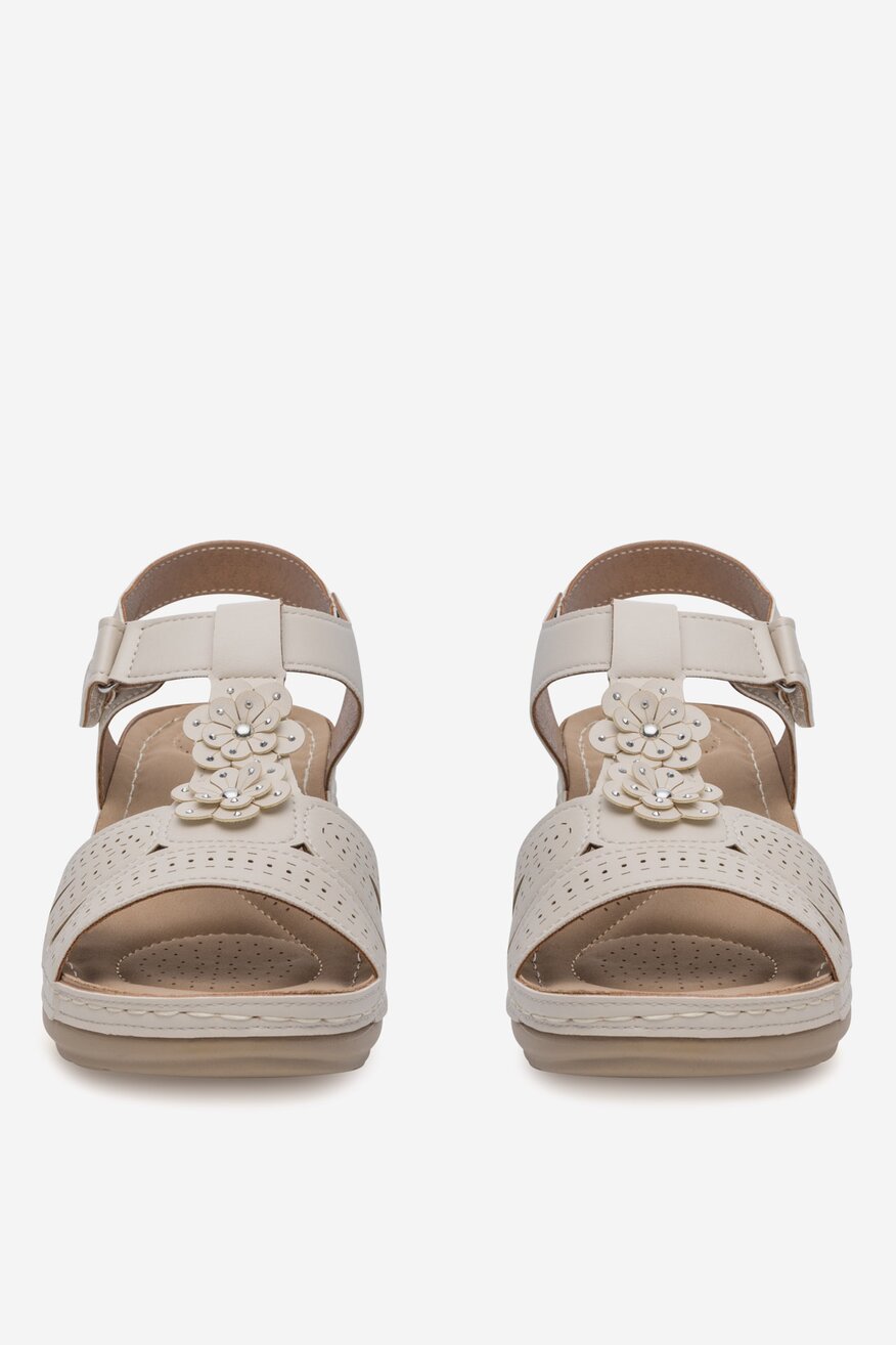 Sandały na koturnie