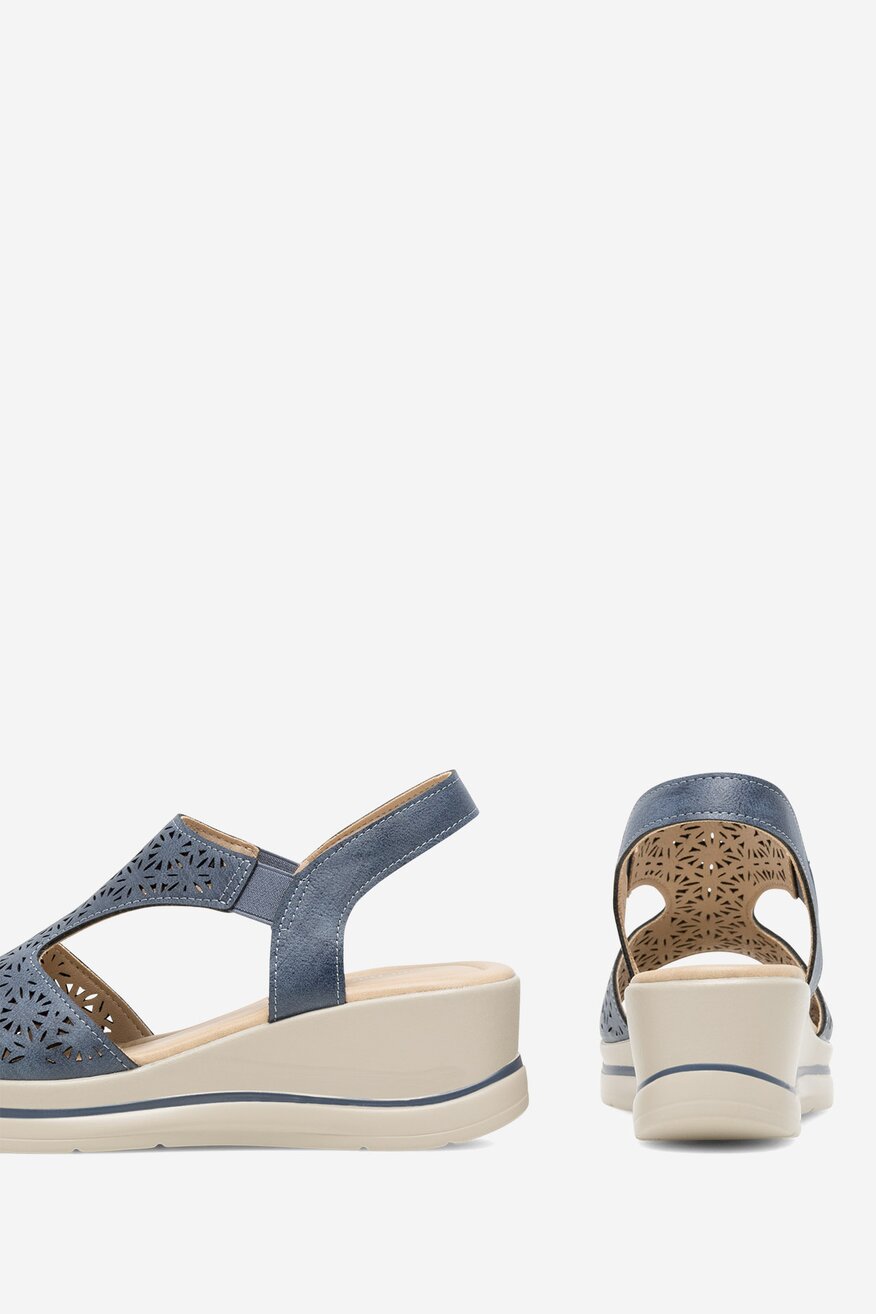 Sandały na koturnie