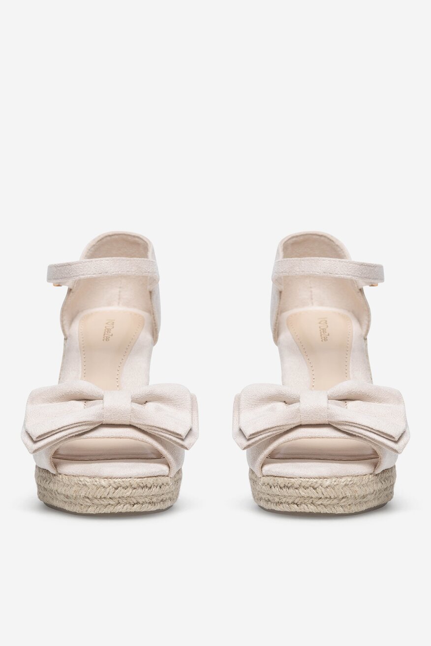 Sandały na koturnie