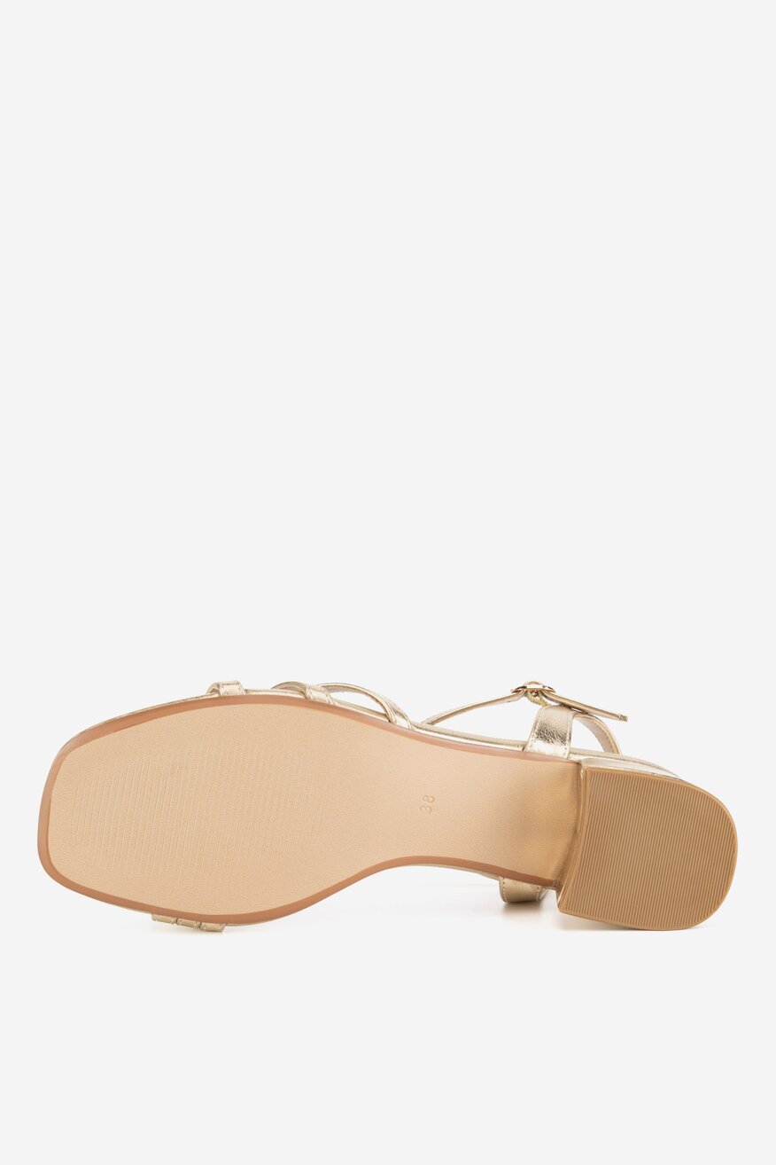 Sandały na obcasie