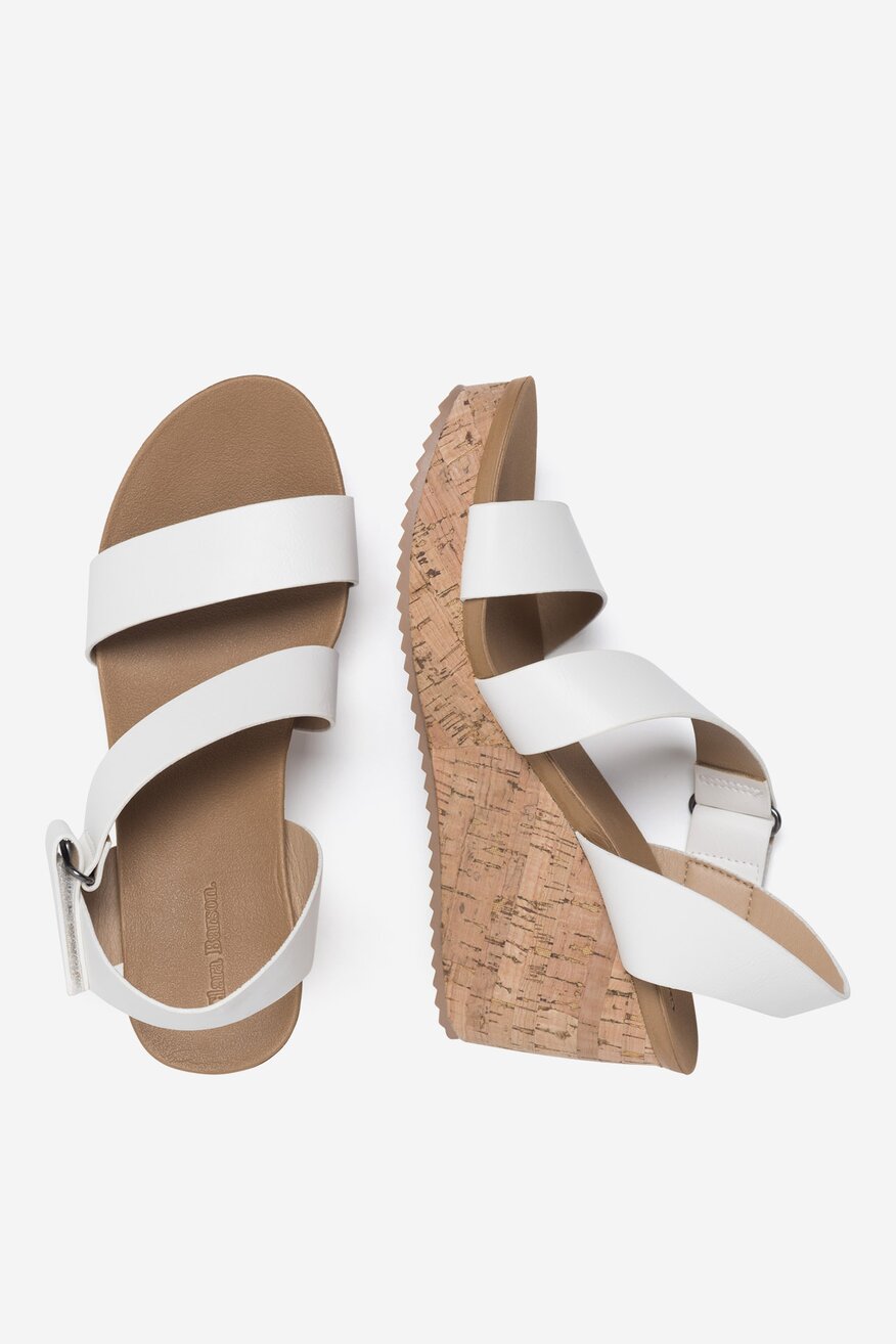 Sandały na koturnie