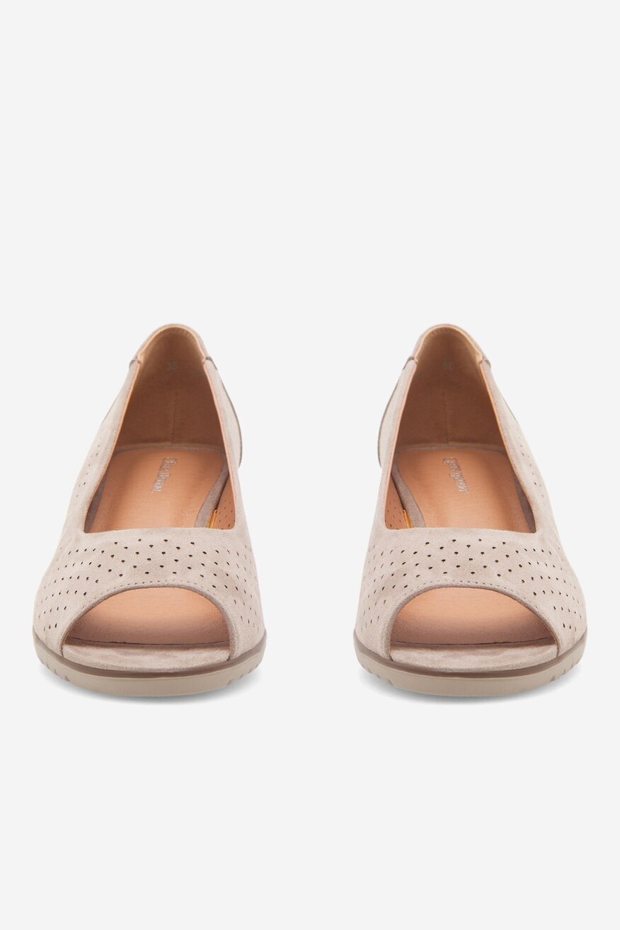 Sandały na koturnie