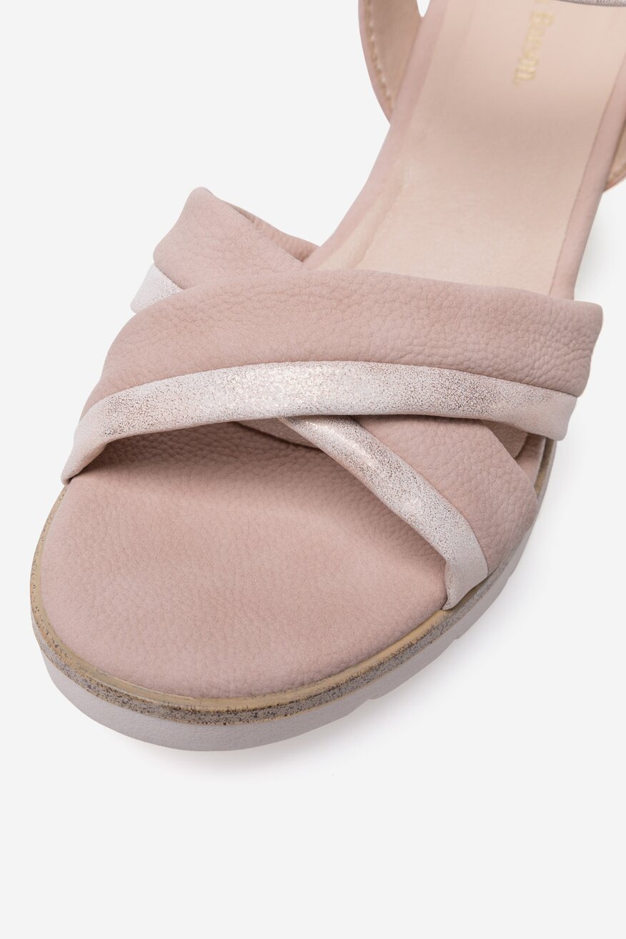 Sandały na koturnie