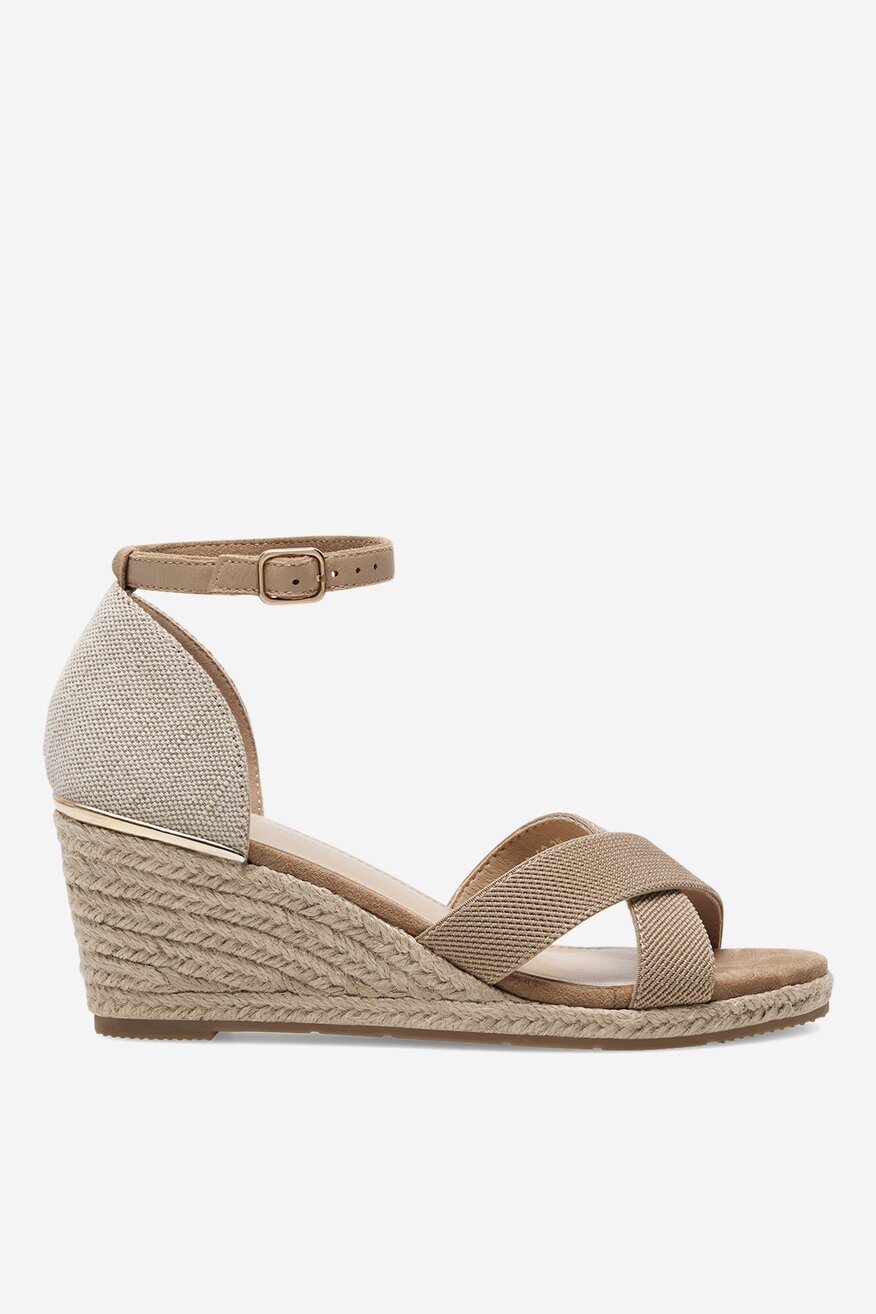 Sandały na koturnie