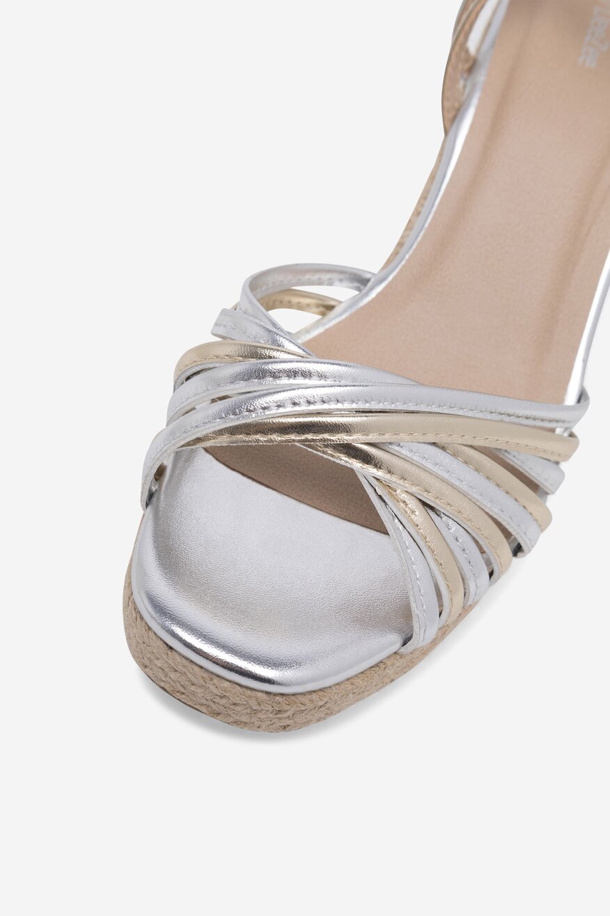 Sandały na koturnie