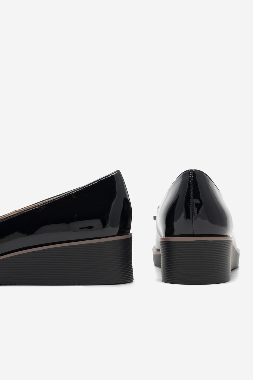 Czółenka na koturnie