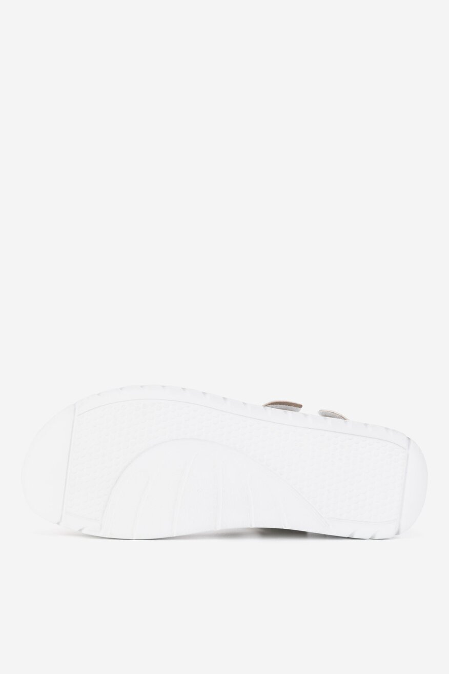 Sandały na koturnie