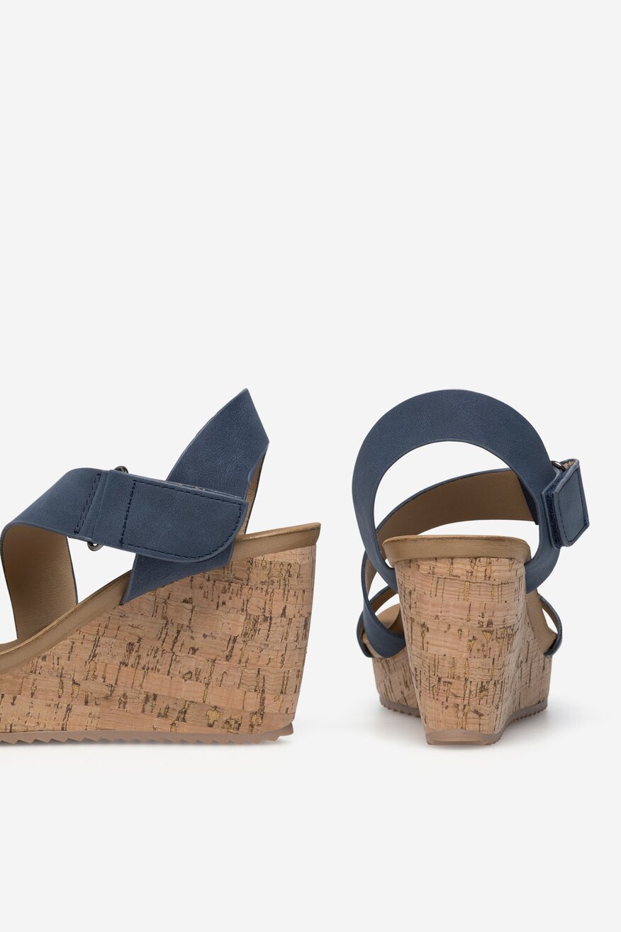 Sandały na koturnie