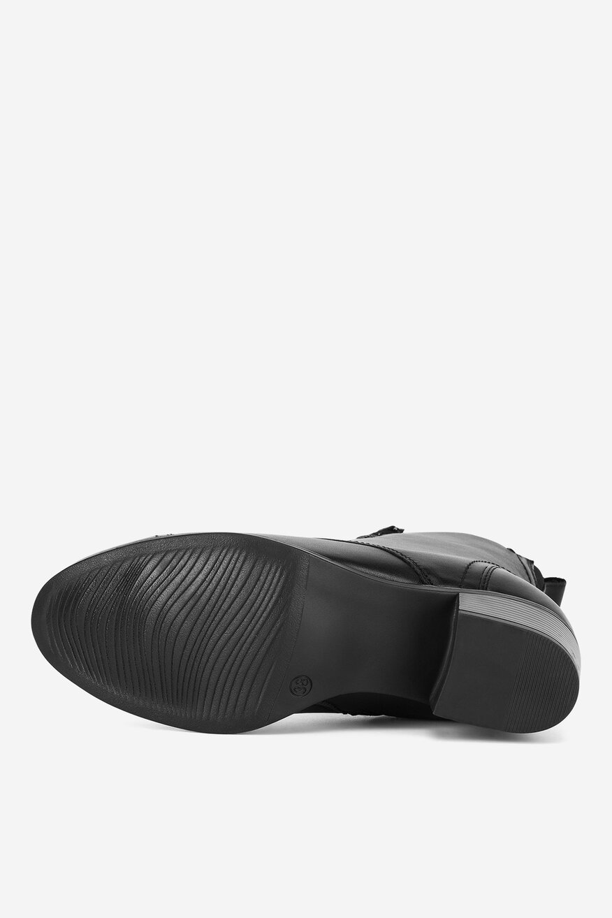 Botki skórzane na słupku