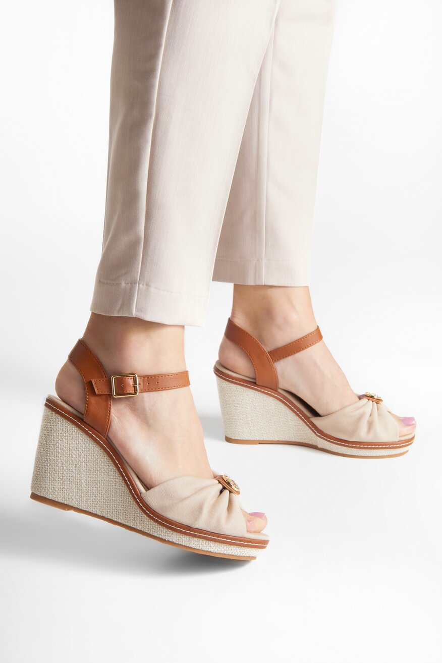 Sandały na koturnie