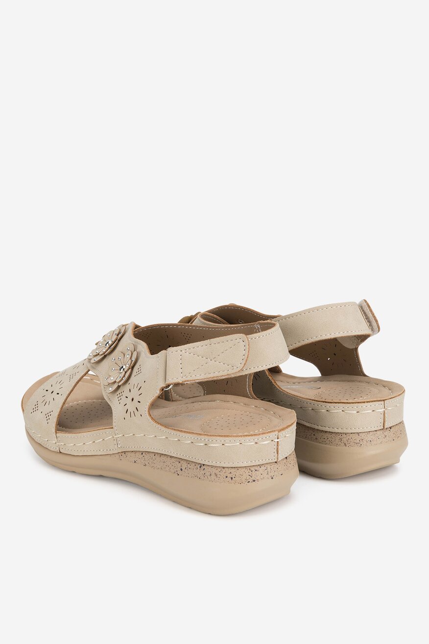 Sandały na koturnie