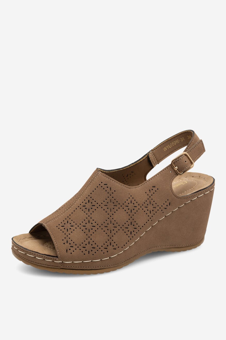 Sandały na koturnie