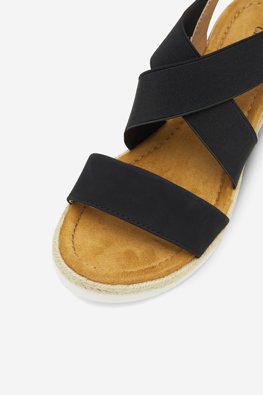 Sandały na koturnie