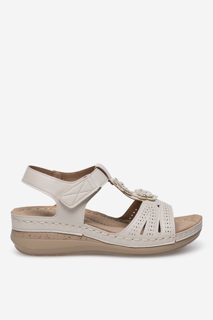 Sandały na koturnie