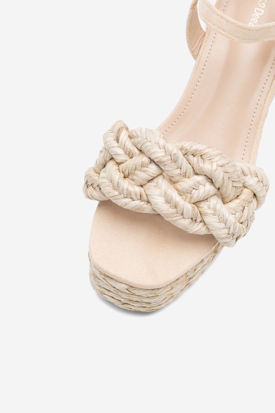 Sandały na koturnie